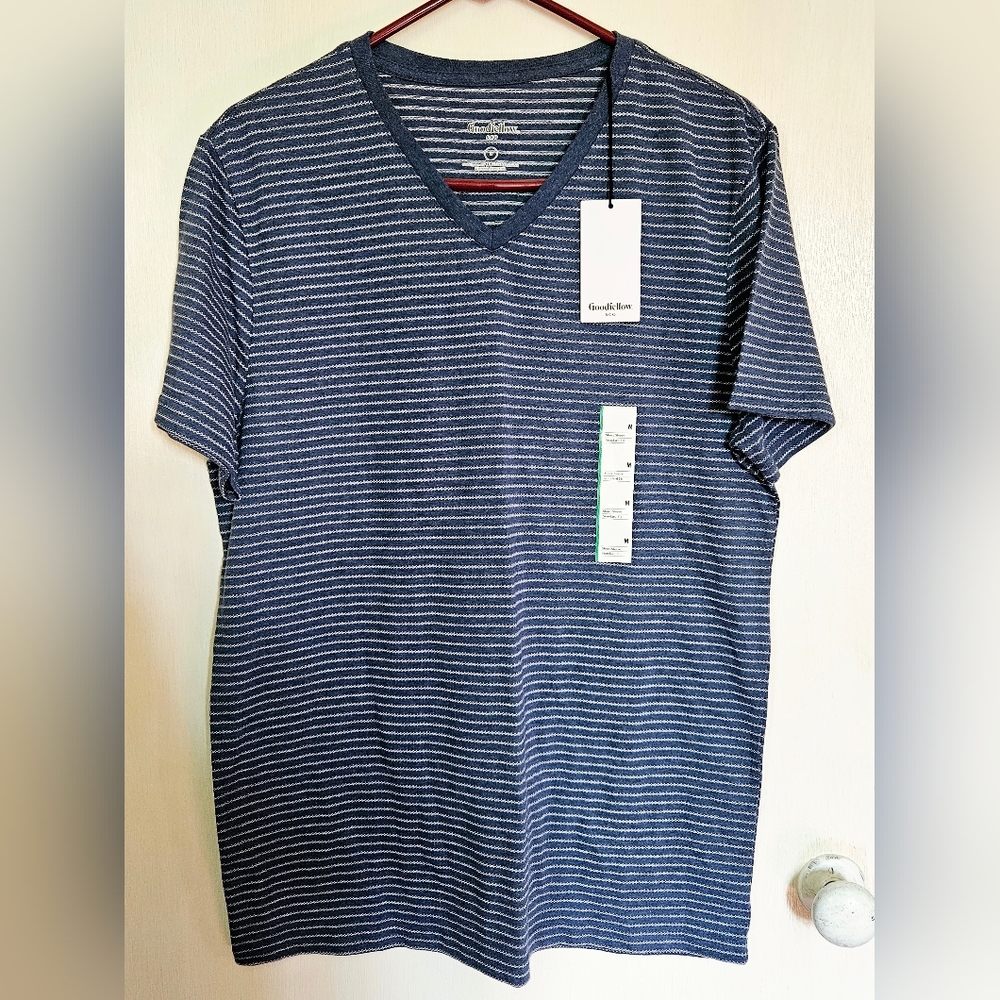 NWT Goodfellow & Co v-neck tee size Medium